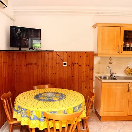 Apartman 100 *
